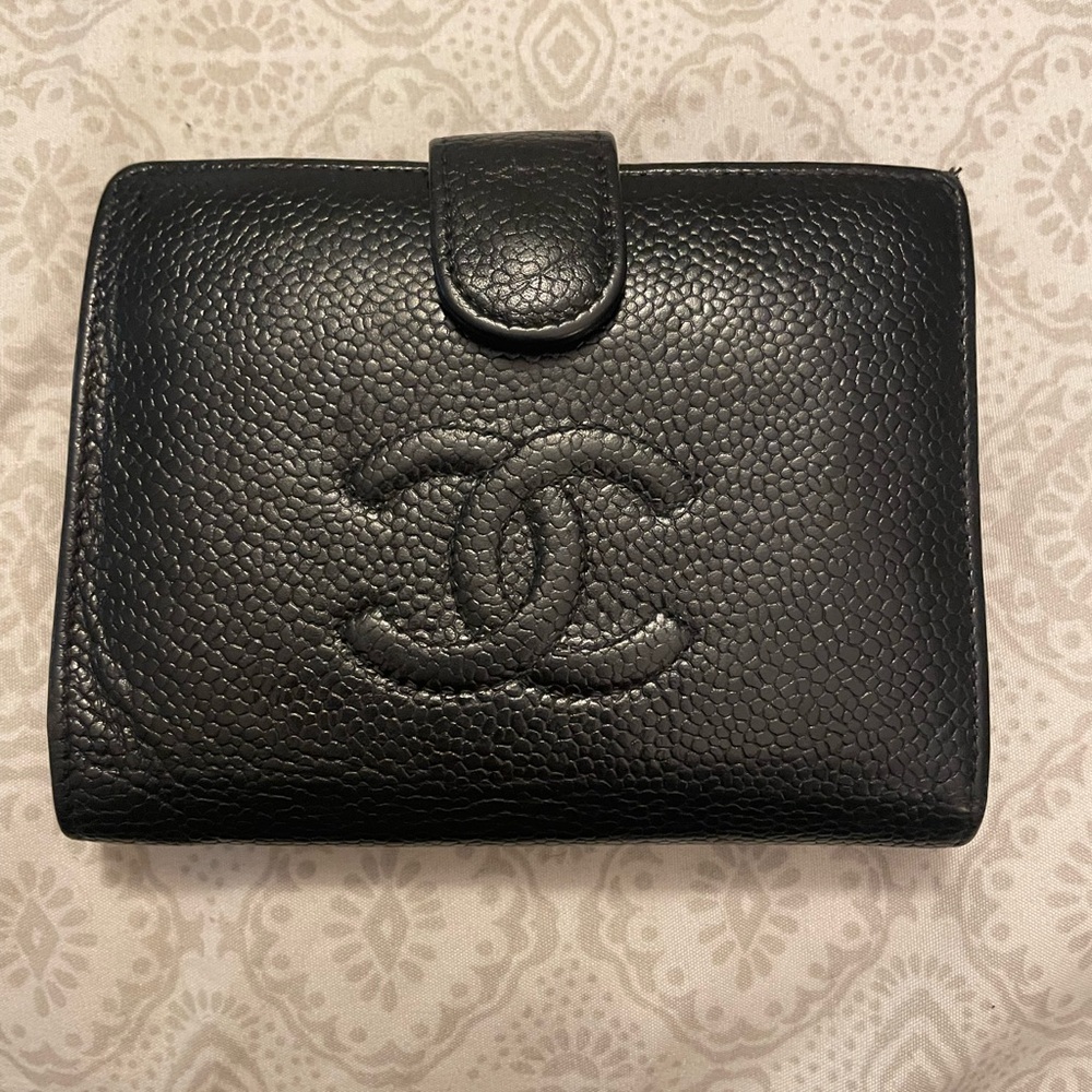 💕CHANEL
Caviar Kisslock Wallet - Picture 11 of 12